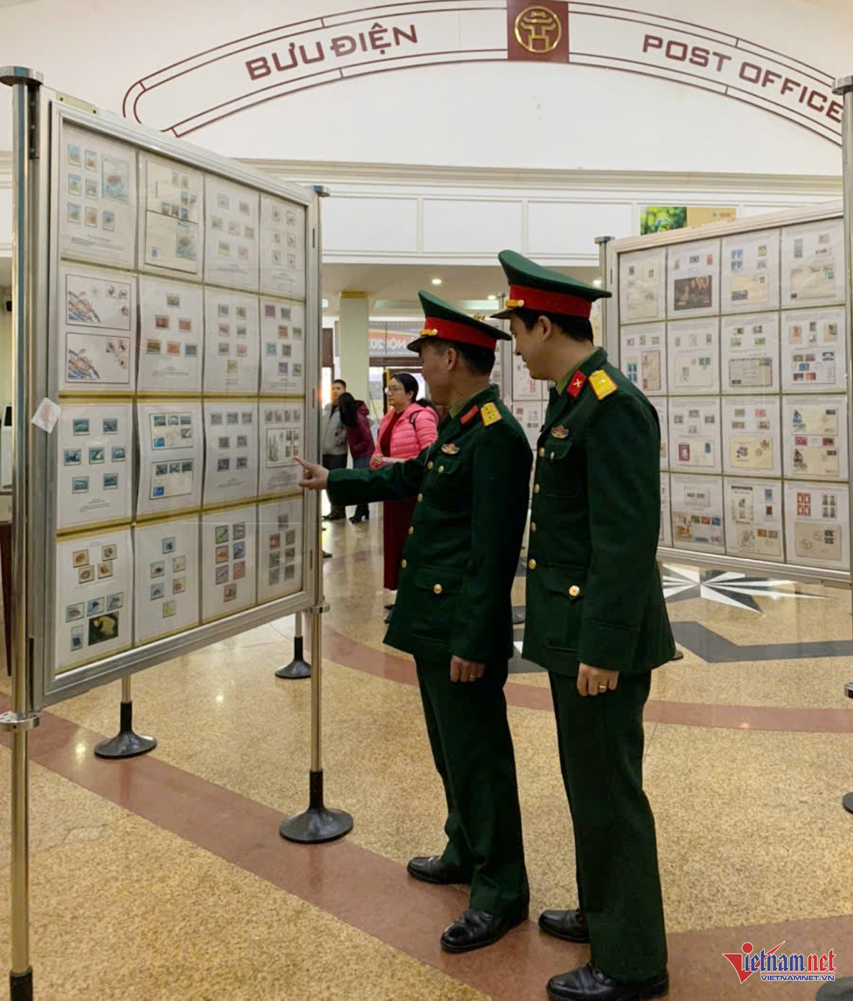 Tìm hiểu lịch sử Quân đội nhân dân Việt Nam qua tem bưu chính W-trien lam tem buu chinh.jpg