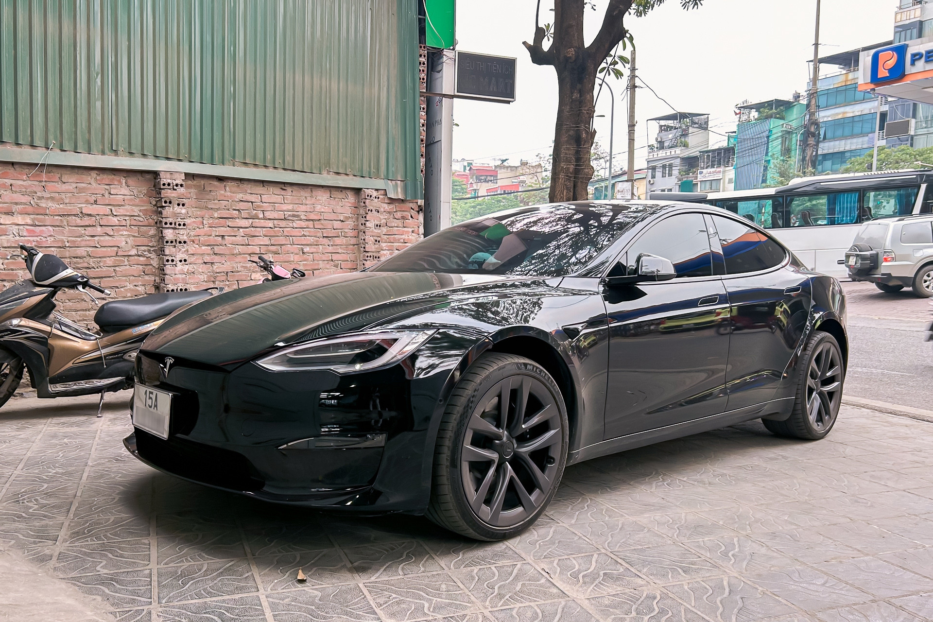 Xuất hiện siêu sedan chạy điện Tesla giá 10 tỷ giống xe của siêu lừa Mr Pips