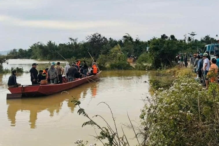 Tìm thấy thi thể 2 mẹ con ôm nhau dưới sông, nghi do nhảy cầu tự tử