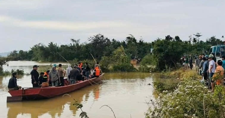 Tìm thấy thi thể 2 mẹ con ôm nhau dưới sông, nghi do nhảy cầu tự tử