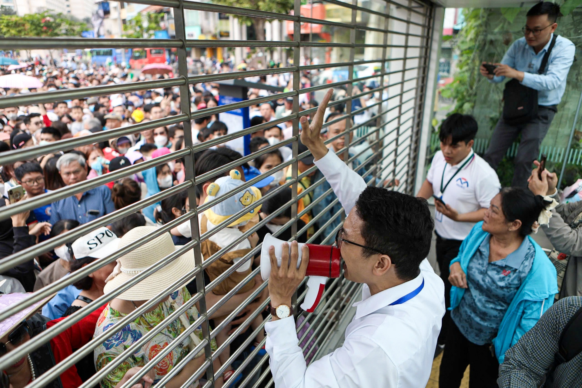 TPHCM: Biển người chờ đợi trải nghiệm metro số 1 trong ngày đầu vận hành