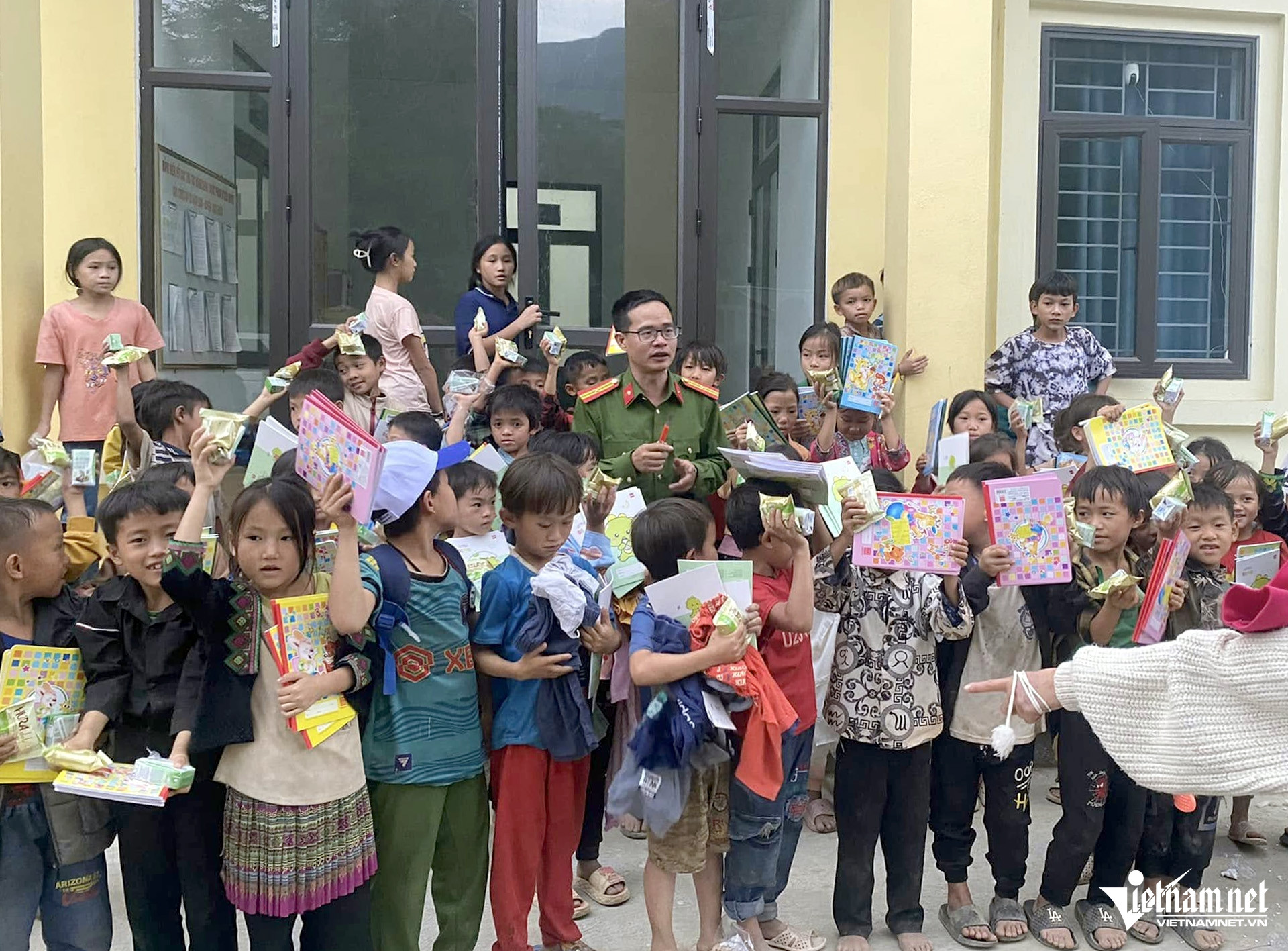 W-Lop hoc tieng anh lai chau 1.jpg