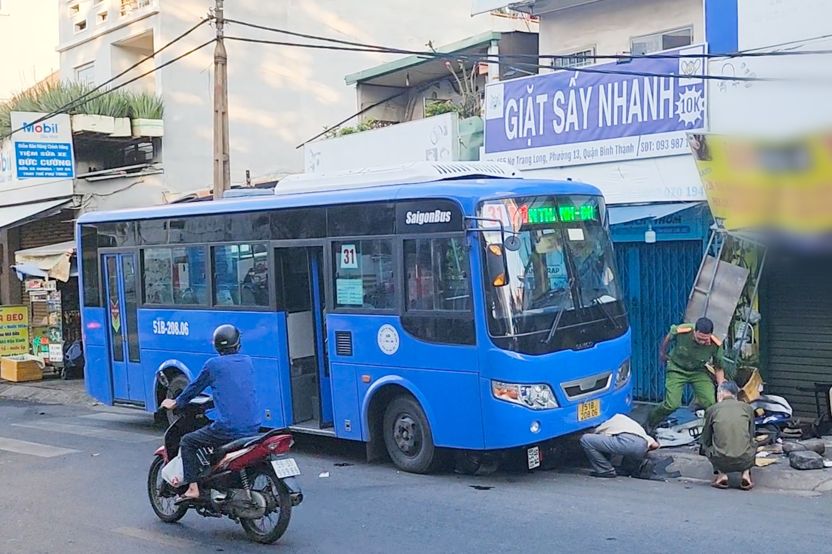 Bản tin trưa 23/12: Xe buýt gây tai nạn liên hoàn, 2 người may mắn thoát chết