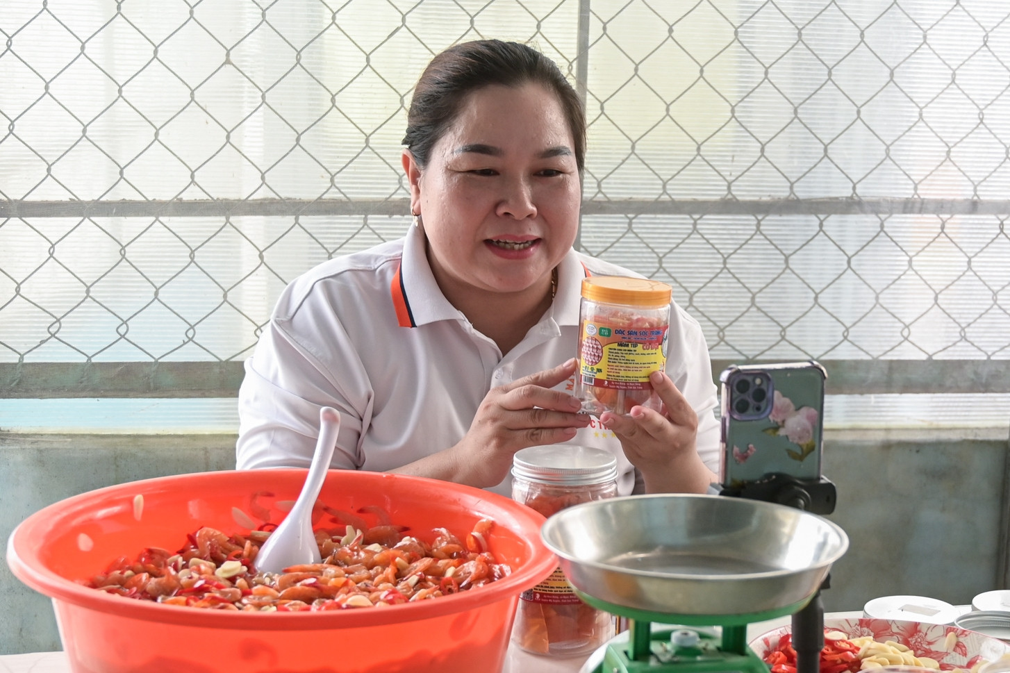 Nông dân Sóc Trăng livestream bán hàng, kinh doanh trên sàn thương mại điện tử