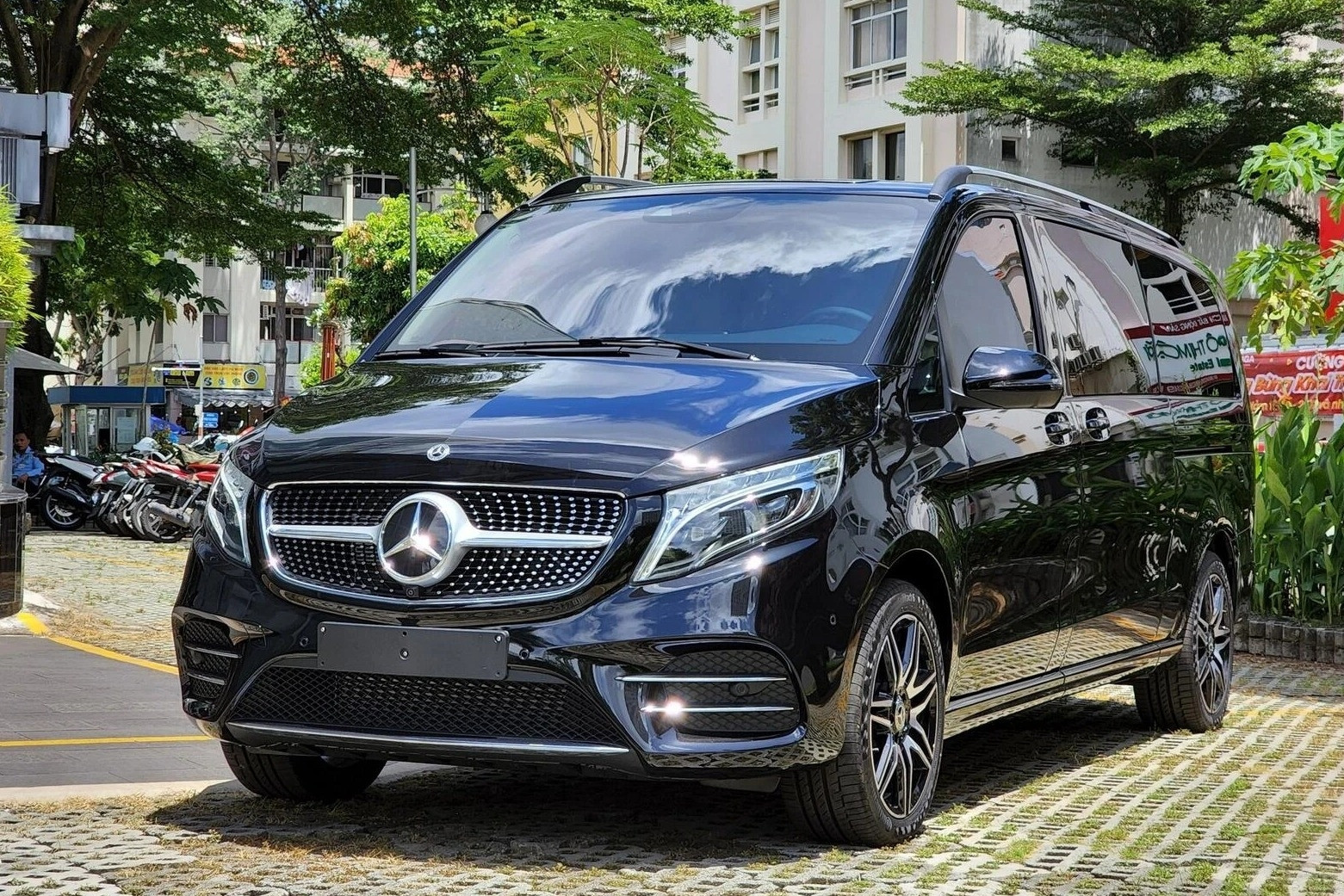 Mercedes-Benz Việt Nam triệu hồi gấp hai mẫu MPV cao cấp vì lỗi bơm xăng