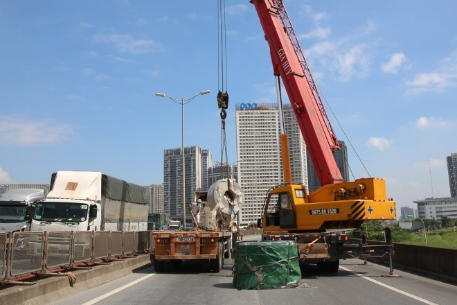 Tài xế chằng buộc sơ sài, cuộn thép hàng tấn liên tiếp rơi xuống đường