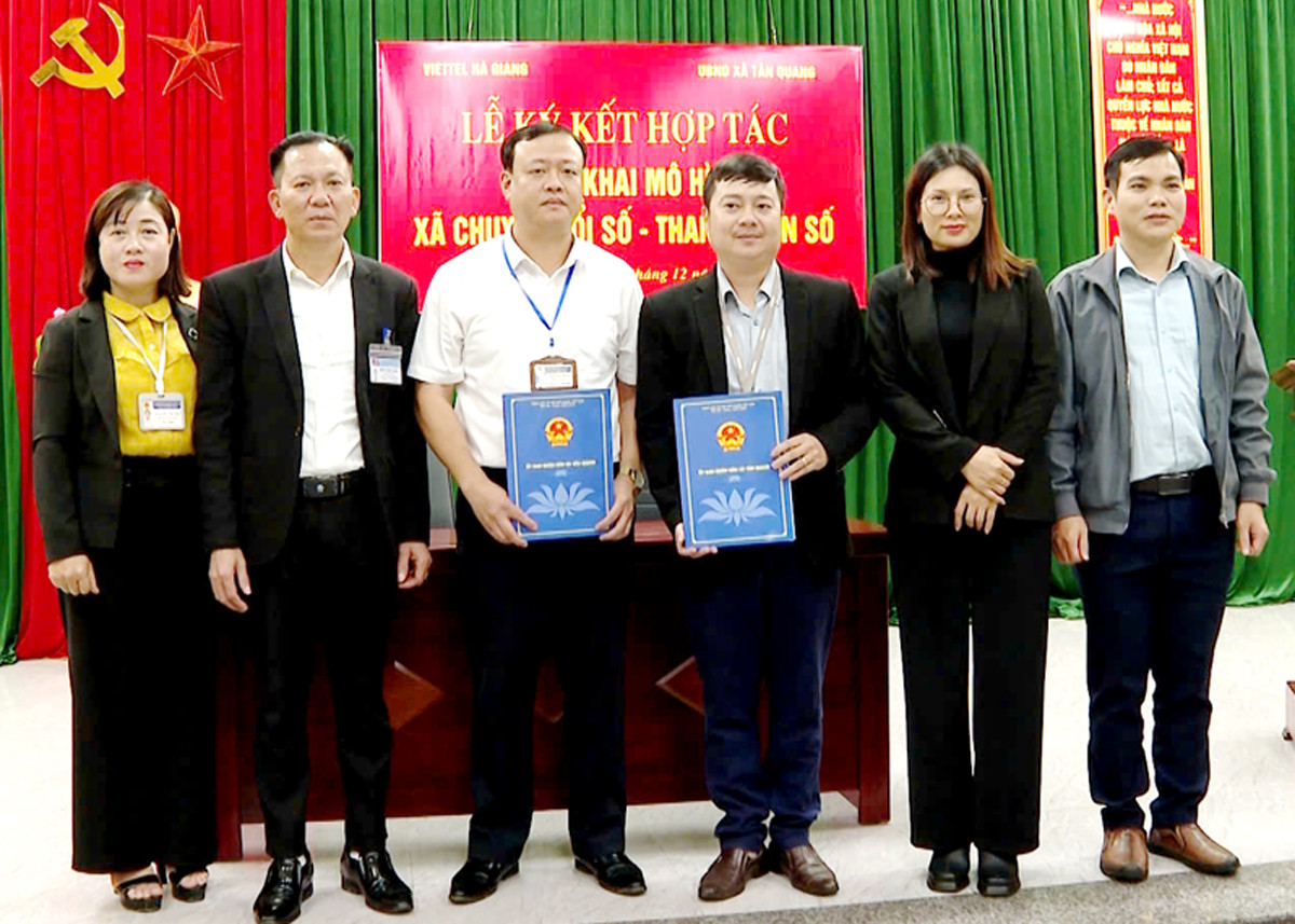 UBND xã Tân Quang và Viettel Hà Giang ký kết kế hoạch hợp tác chuyển đổi số.