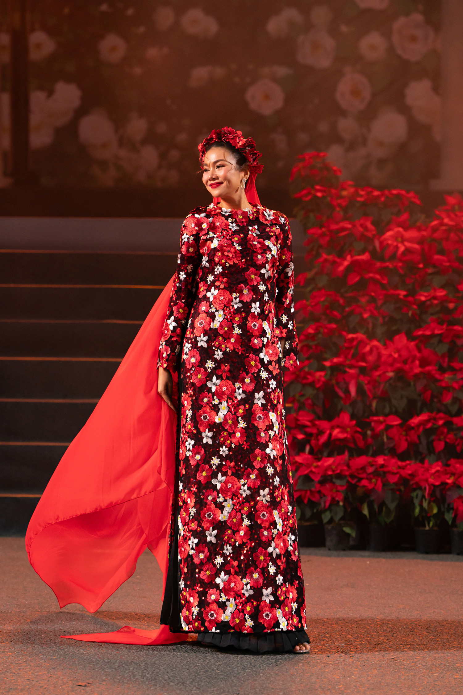 Supermodels Thanh Hang and Lan Khue gracefully wear ao dai in 15 ... Image Thanh Hằng image beautiful - Supermodels Thanh Hang and Lan Khue gracefully wear ao dai in 15 ...