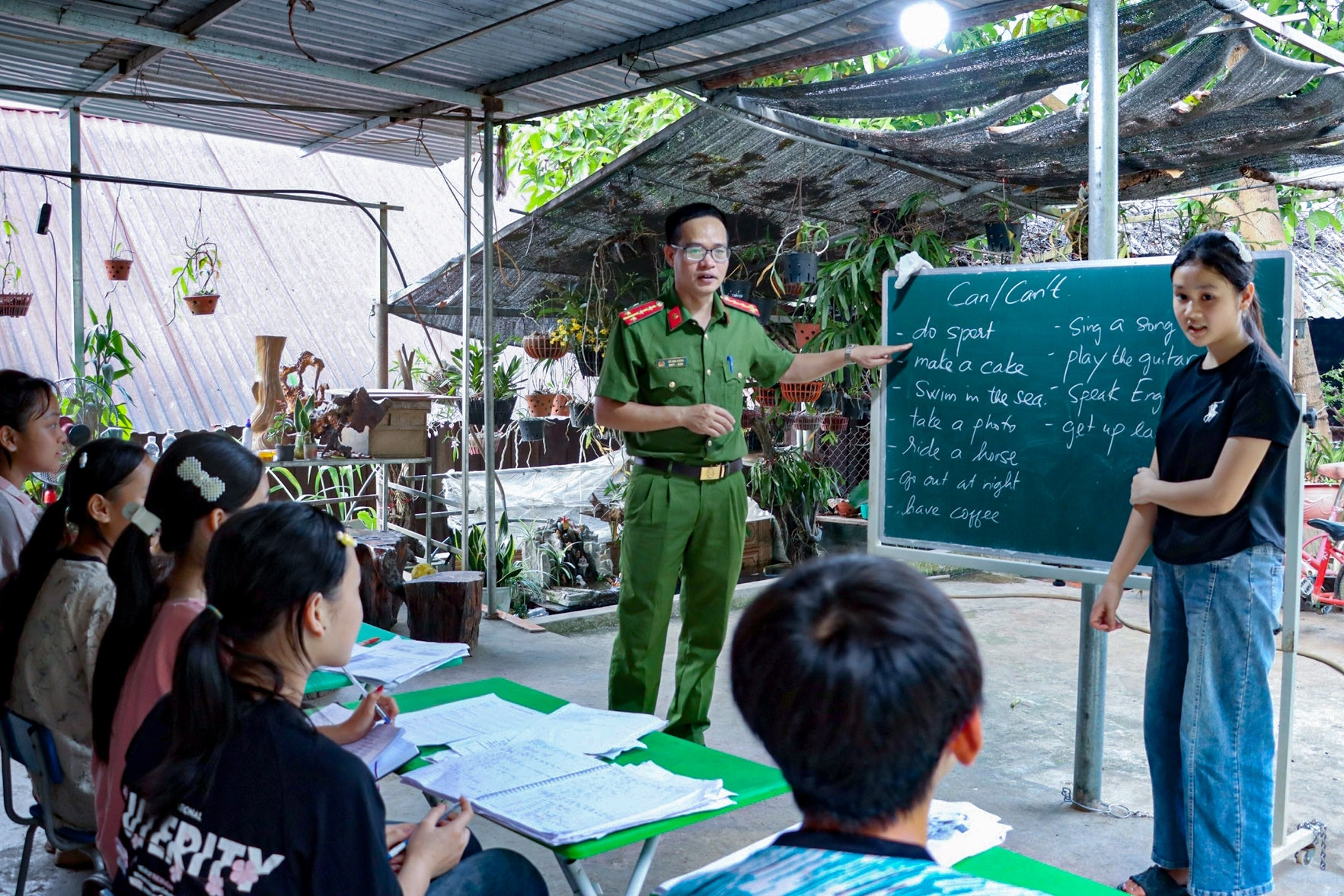 Thiếu tá Công an mở lớp tiếng Anh, trẻ nơi xa ùn ùn kéo đến học