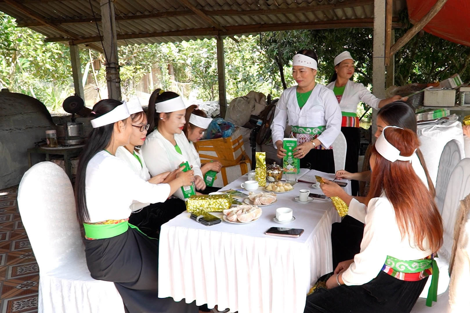 Tổ hợp tác sản xuất chè – điểm tựa cho phụ nữ người Mường ở Yên Lập