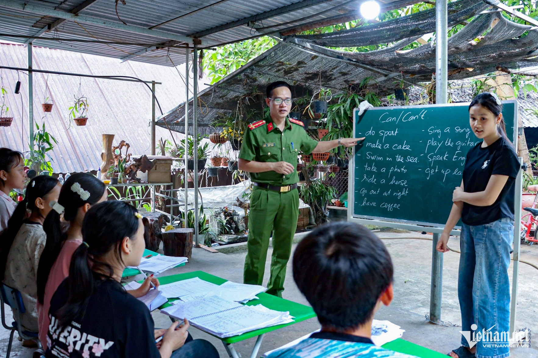 W-thieu ta cong an mo lop tieng anh tre noi xa un un keo den hoc 55168.jpg