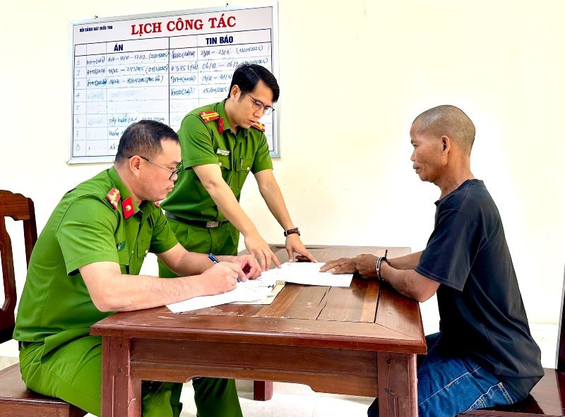 Hiếp dâm con riêng của vợ rồi lẩn trốn 1.jpg