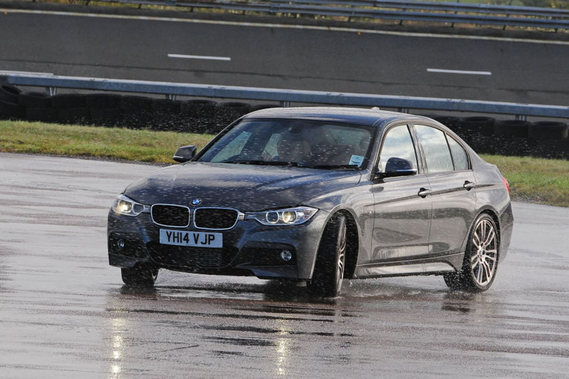 oversteering vs understeering.jpg