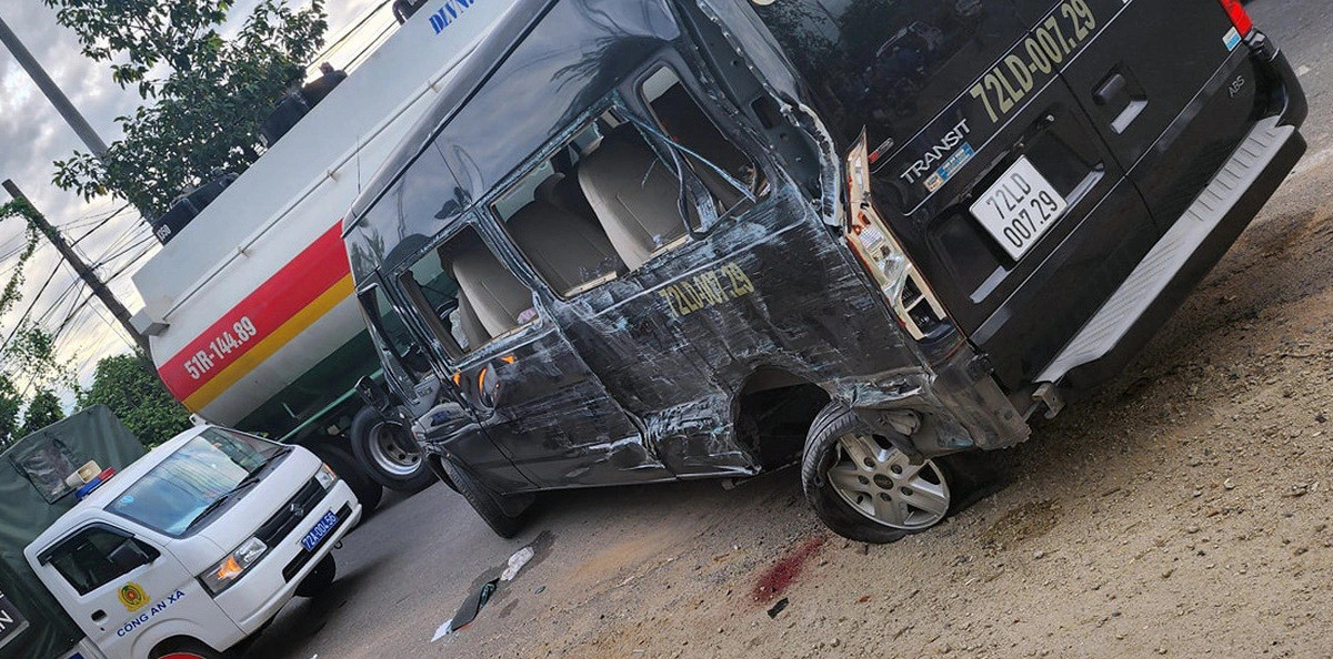 Xe 16 chổ chở công nhân va chạm với ô tô tải, 2 người tử vong.jpg