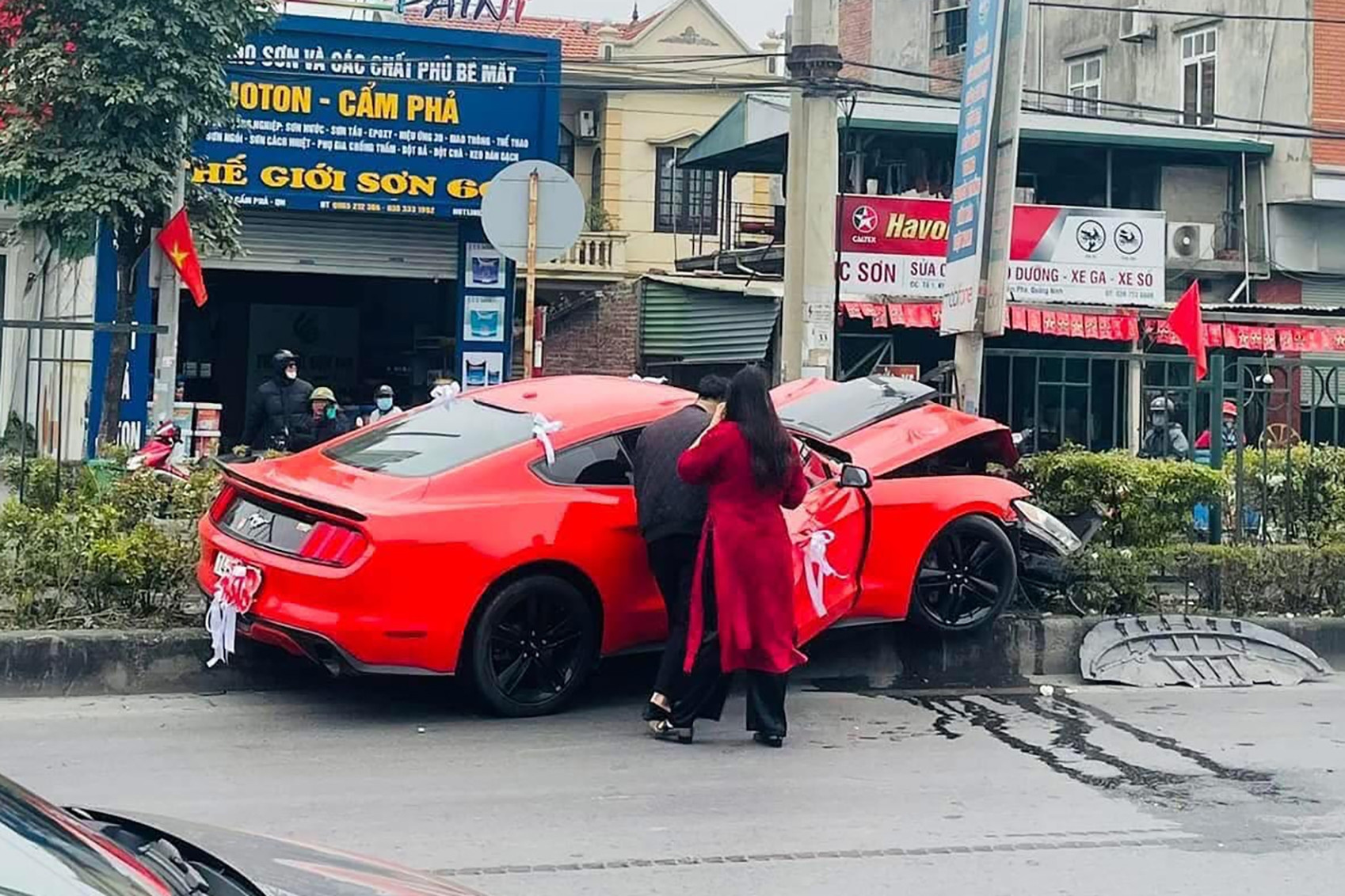 Chú rể lái ô tô Ford Mustang đi đón dâu gây tai nạn ở Quảng Ninh