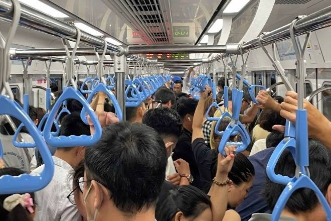 Tàu metro số 1 dừng đột ngột, hành khách ngơ ngác