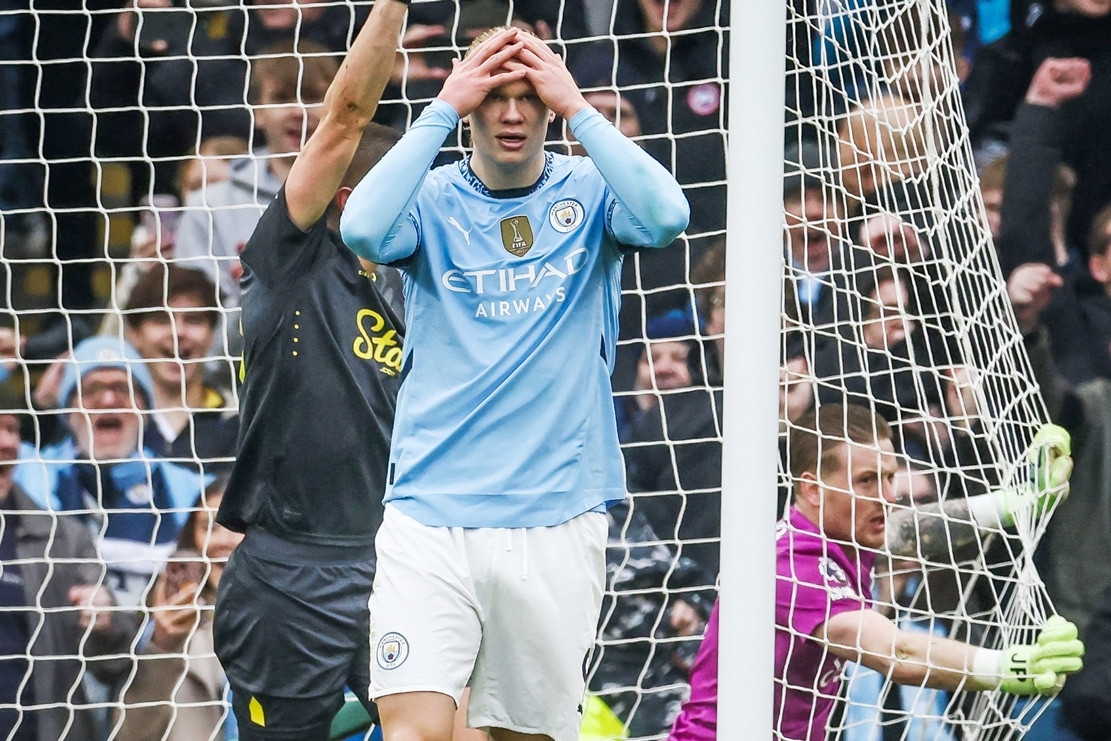 Haaland sút hỏng penalty, Man City đánh rơi chiến thắng