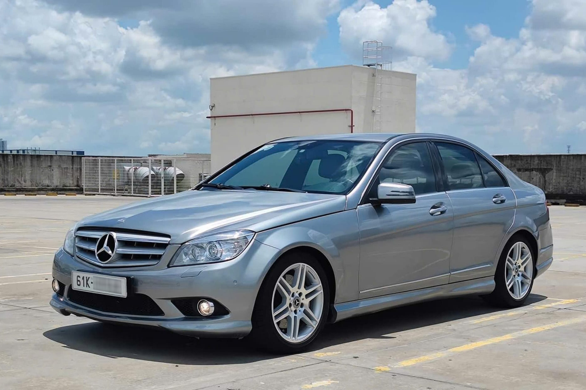 Dân buôn xả lỗ, xe sang Mercedes-Benz C 300 giá rẻ ngang xe cỏ Kia Morning