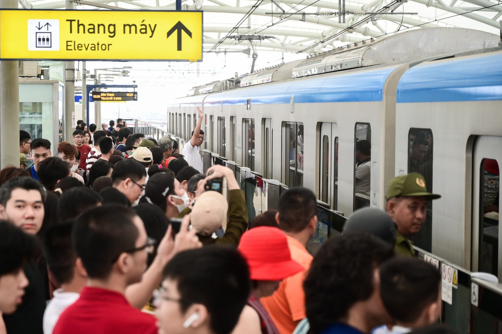 Metro số 1 ở TPHCM dừng chạy tàu vì mưa to kèm giông sét