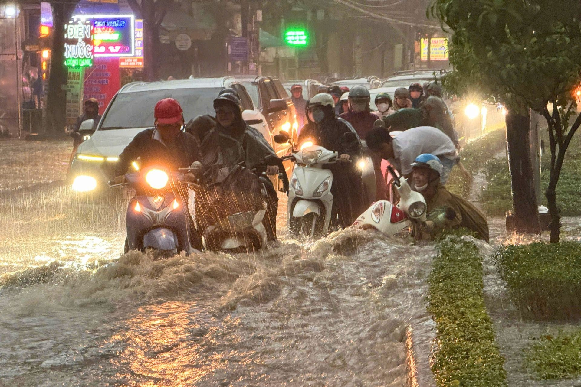 Mưa lớn trong 2 giờ, cô gái chạy xe máy ngã nhào khi qua 'rốn ngập' ở Đồng Nai