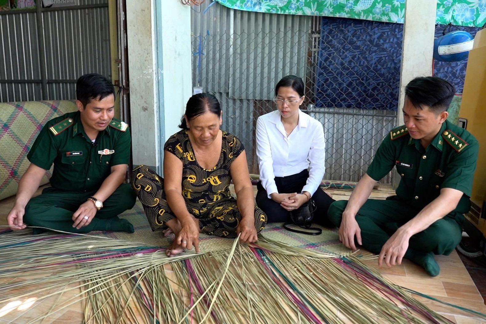 Bộ đội quân hàm xanh chăm lo đời sống đồng bào dân tộc vùng biên