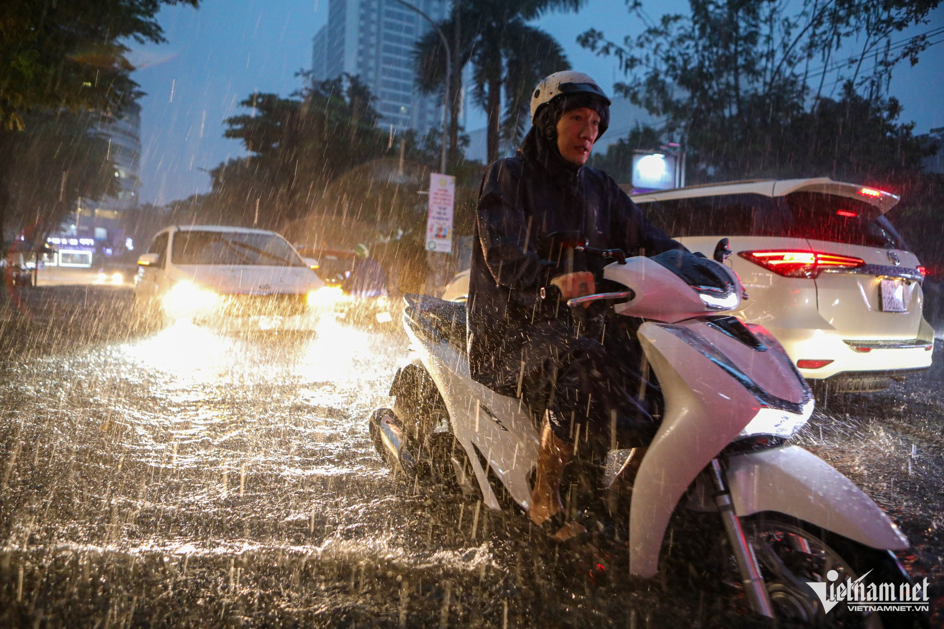 TPHCM mưa lớn trái mùa, đường ngập sâu khiến người ngã, xe chết máy la liệt