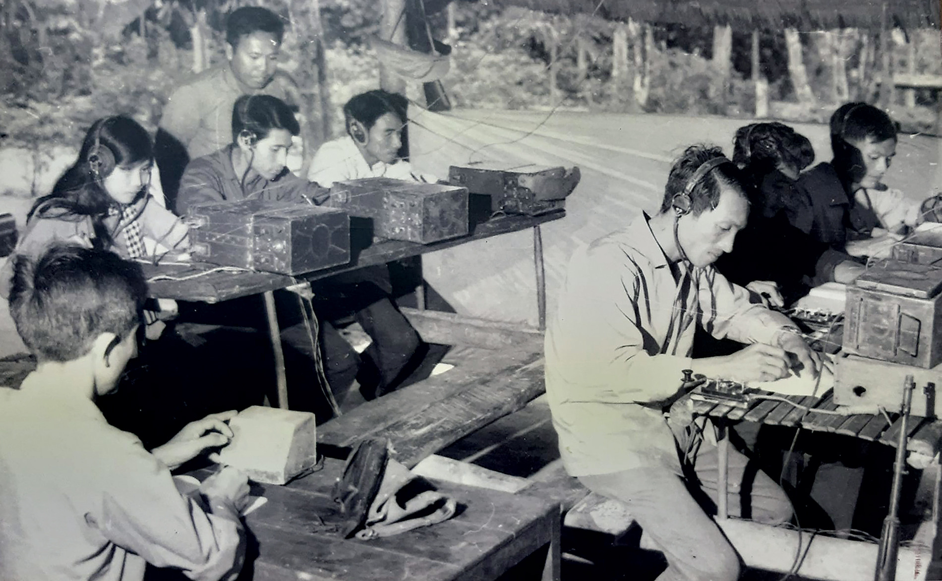 A4 Điện báo viên đài thu Phòng thông tin C25.jpg