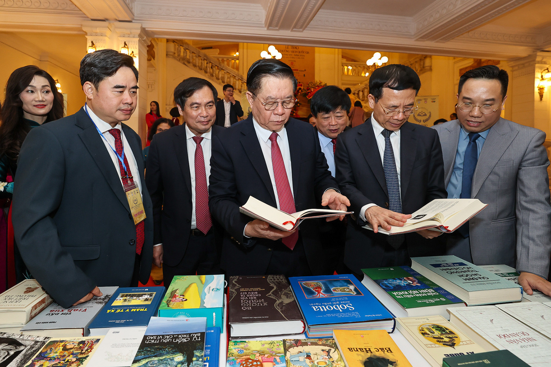 Các đại biểu tham quan khu trưng bày những cuốn sách giành Giải thưởng Sách Quốc gia..jpg
