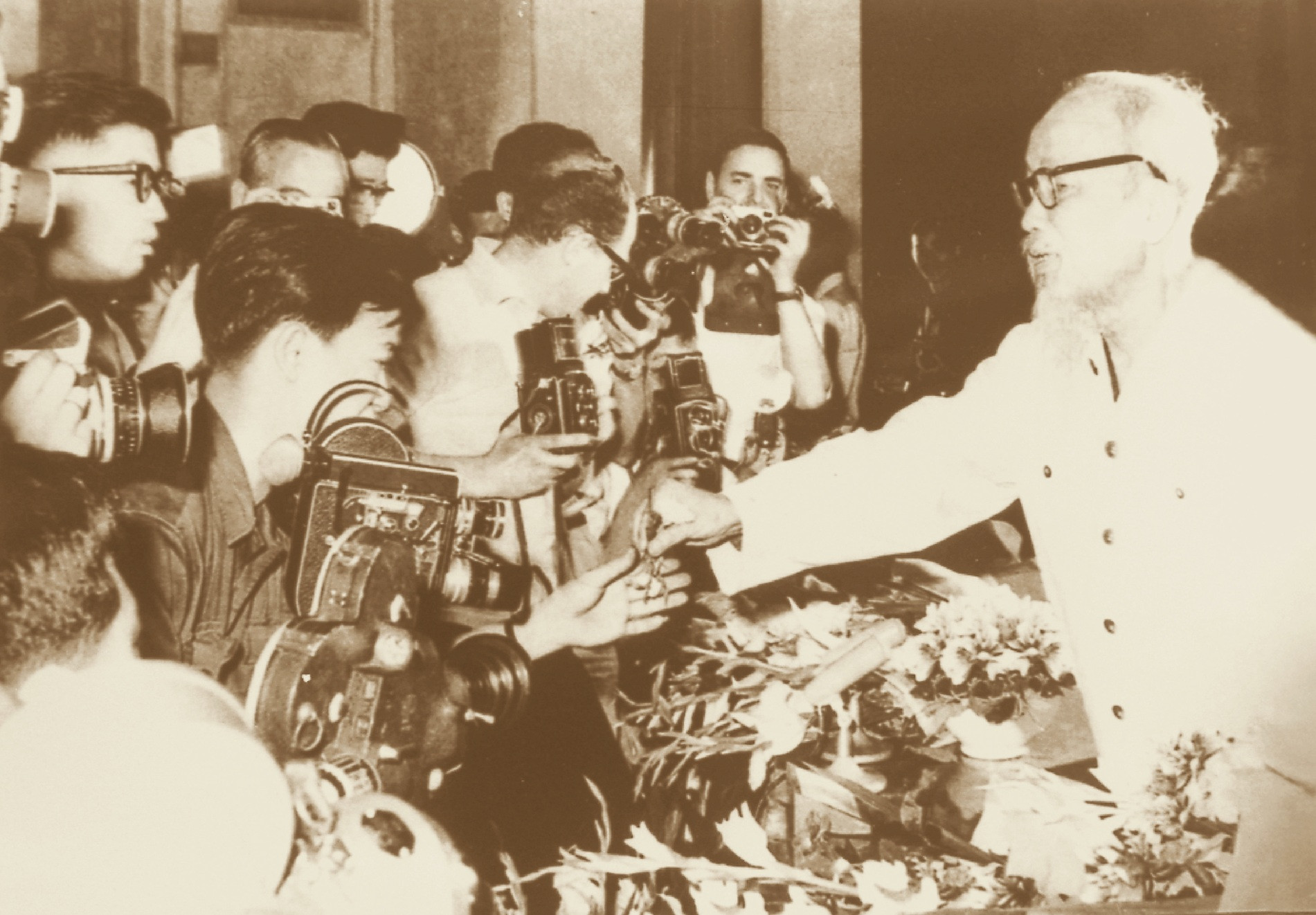 Hồ Chủ Tịch  gặp gỡ báo chí trong và ngoài nước tại Thủ đô Hà Nội (5_1968 duotone..jpg