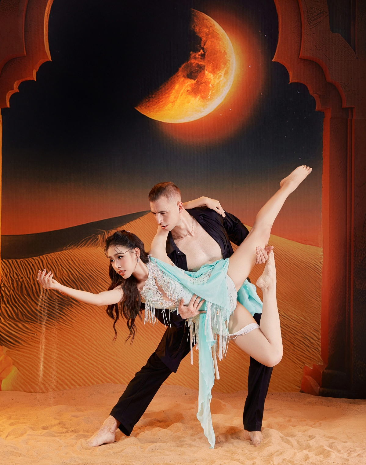 Á hậu Ngọc Hằng và Lyubomir Yakimov.png