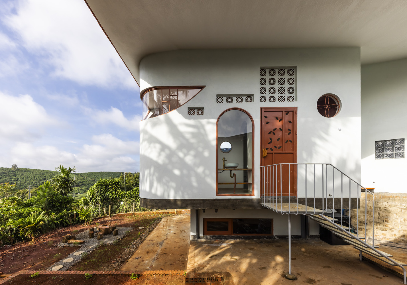 Nhà mái ngói đỏ với những đường cong mềm mại tại Lâm Đồng