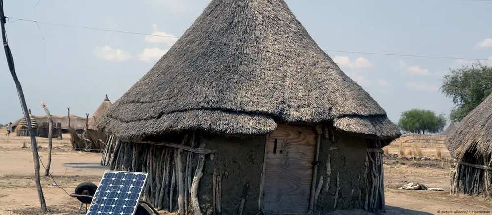Không có lưới điện, ở làng Tukul - Nam Sudan, người dân đã sử dụng những tấm pin mặt trời để tạo ra điện.