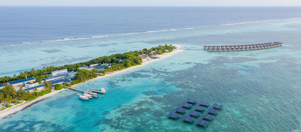 Năm 2019, các tấm pin mặt trời nổi được xây dựng trên biển ở Maldives để tạo ra điện. Với việc triển khai nhiều dự án năng lượng sạch hơn và ít phụ thuộc hơn vào nguồn điện diesel gây ô nhiễm và không đáng tin cậy, Maldives dự kiến sẽ giảm đáng kể lượng khí thải carbon vào năm 2030.