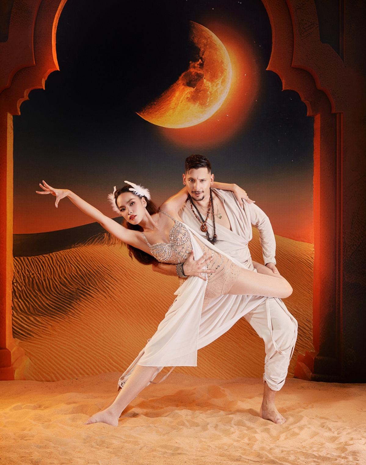 Hoa hậu Lê Hoàng Phương và bạn nhảy là Kristian Yordanov.png