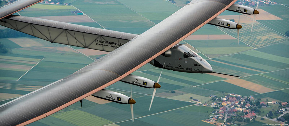 Chiếc máy bay vận hành bằng năng lượng mặt trời mang tên Solar Impulse. Máy bay Solar Impulse 2 cấu tạo bằng sợi carbon, nặng 2,3 tấn, sử dụng 4 động cơ 17,5 mã lực, được cấp điện nhờ 17.000 viên pin mặt trời lắp dọc thân máy bay và sải cánh dài 72m.
