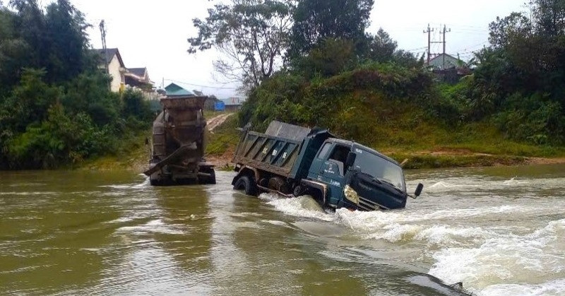 Ô tô tải bị nước cuốn khi qua ngầm tràn, 2 người được giải cứu