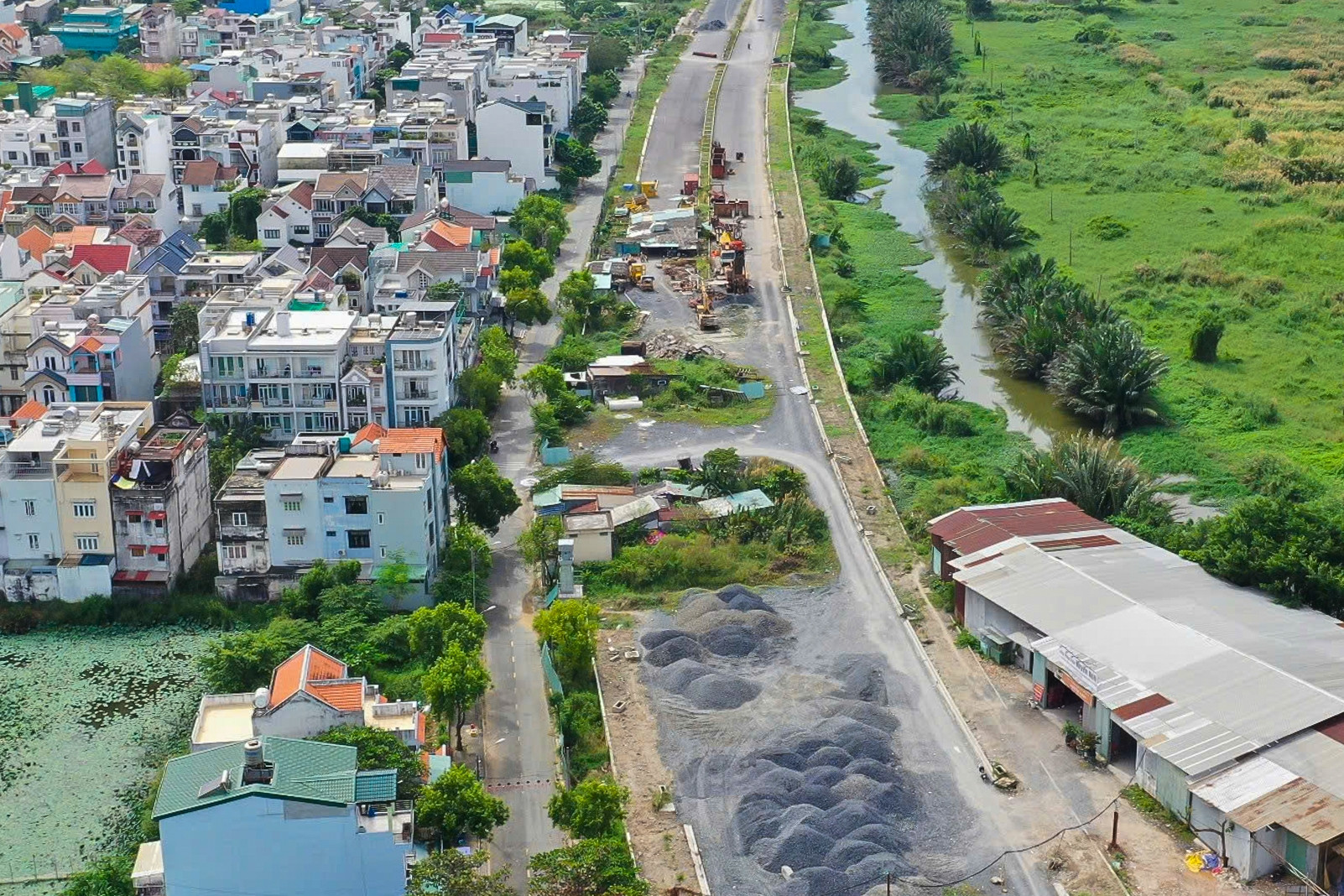 Trước giờ thông xe giai đoạn 1, dự án mở rộng quốc lộ 50 vẫn có nhà dân án ngữ