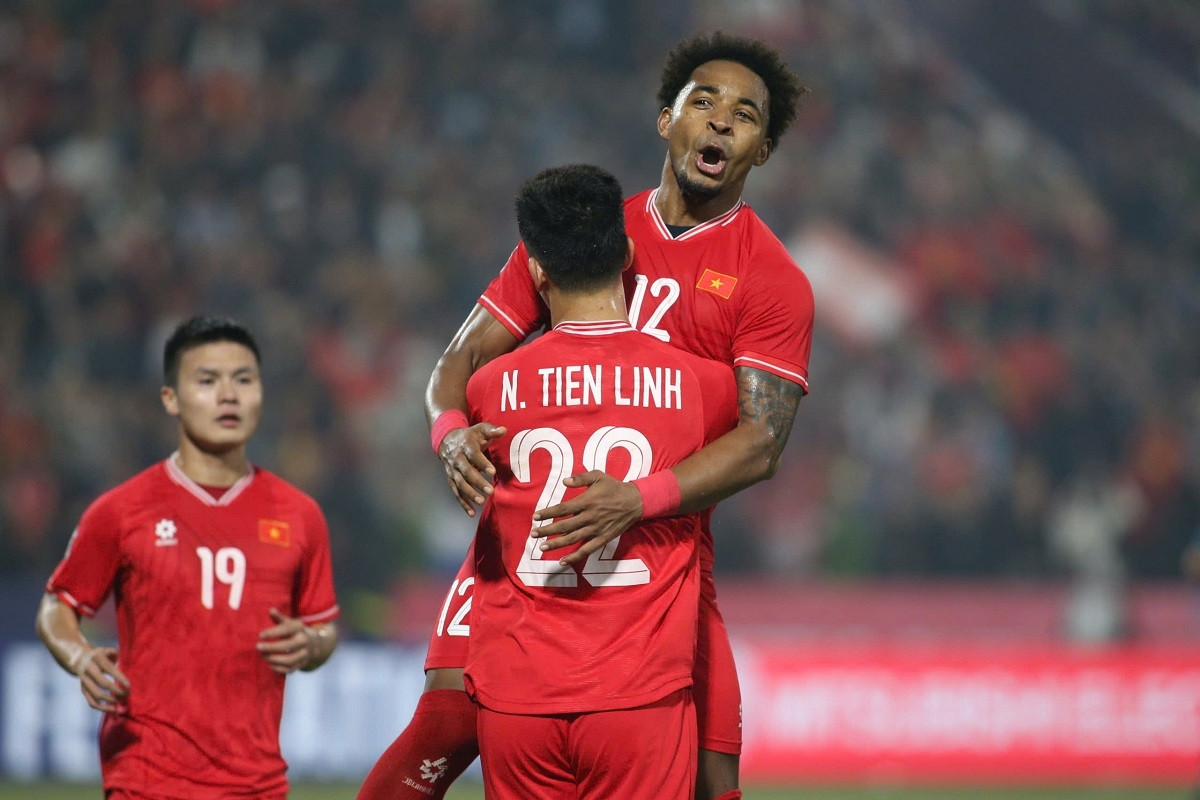 Video bàn thắng Việt Nam 3-1 Singapore: Xuân Son rực sáng, vé chung kết về tay