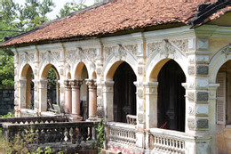 Bí ẩn nhà cổ đầy cỏ dại ở Sài Gòn, chủ xây xong 3 năm mới làm được cửa chính