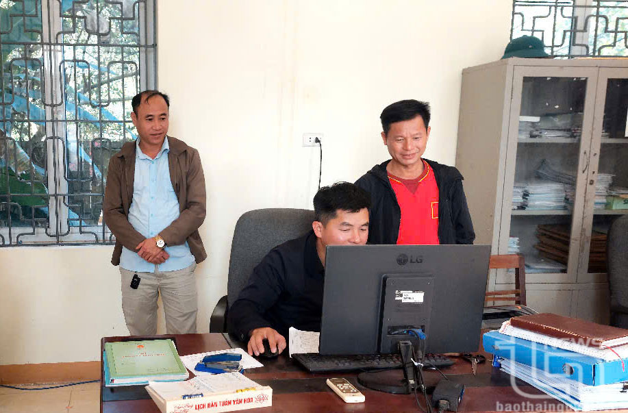 Các thành viên Tổ công tác thực hiện số hóa dữ liệu hộ tịch ở xã Minh Lập (Đồng Hỷ) cập nhật dữ liệu trong ngày 30-11.