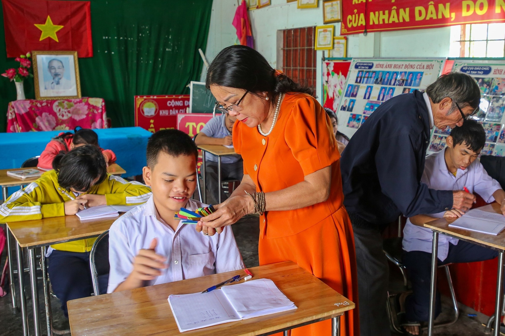 Lớp học '0 đồng' 20 thầy cô chắt chiu lương hưu mua sách, vở cho trò