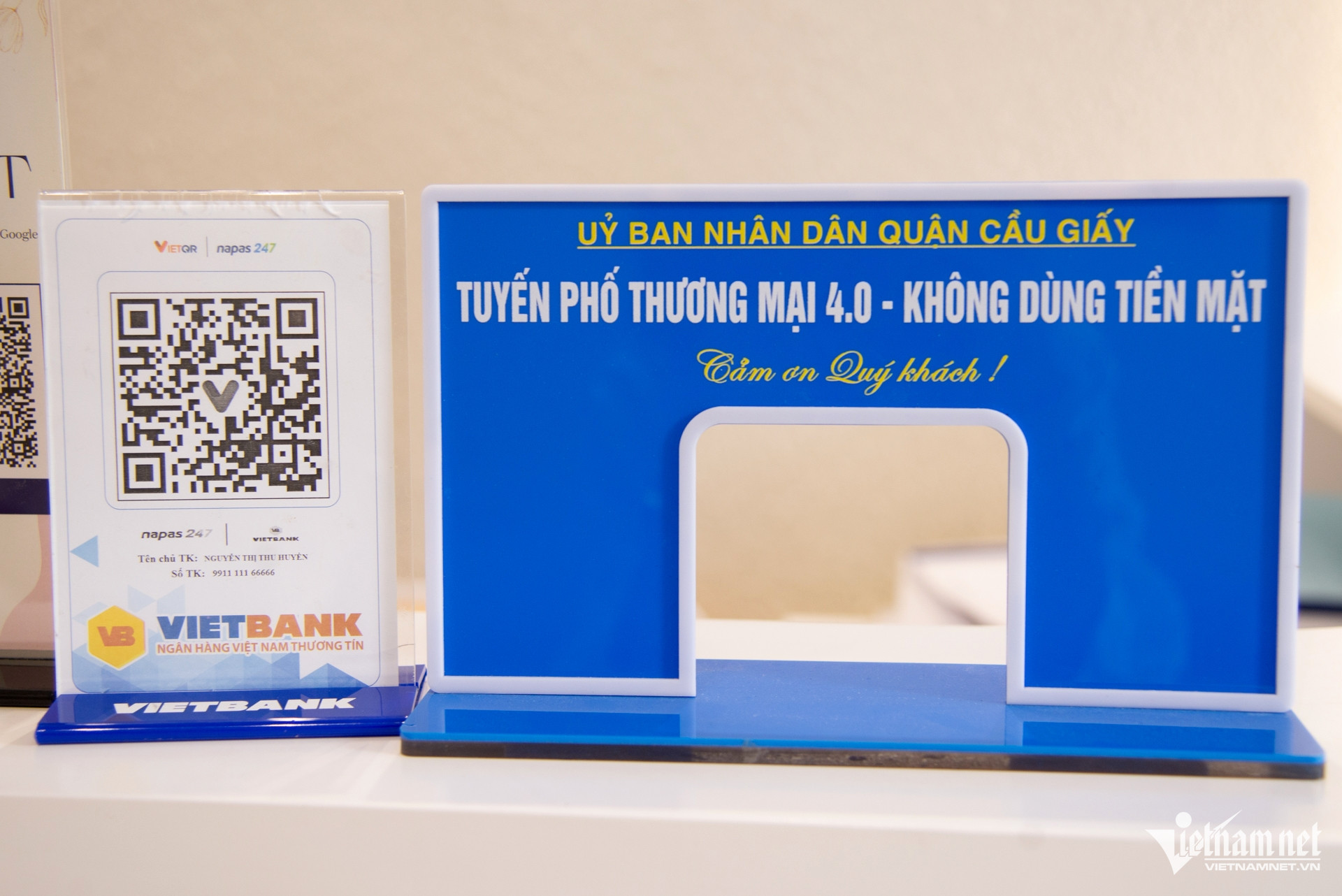 W-9 Phố Trung Hòa không sử dụng tiền mặt.jpg