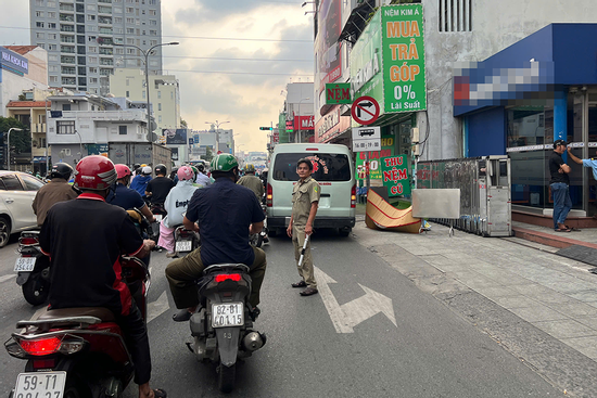 Bản tin cuối ngày 30/12: Người đàn ông gục ngã tử vong trước trụ sở ngân hàng