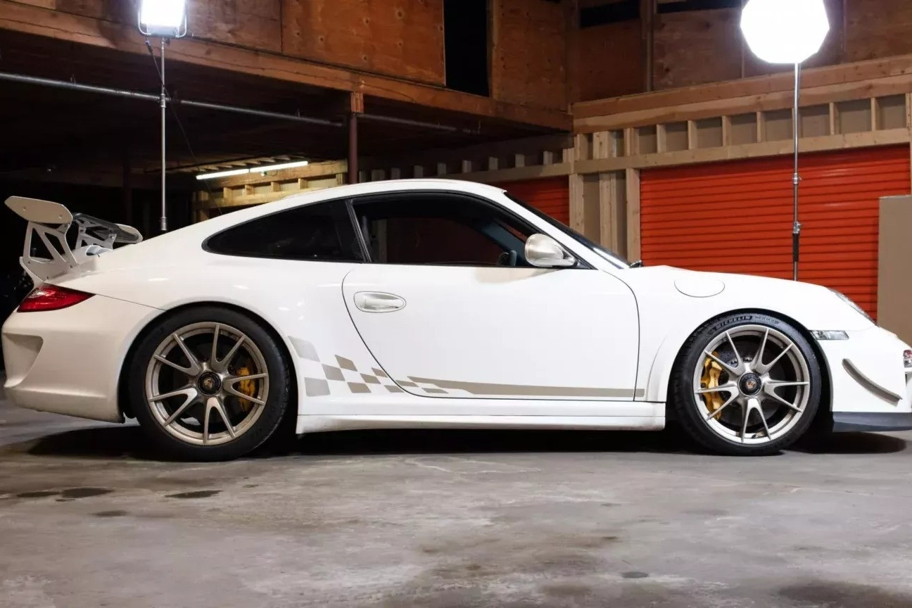 Chiếc Porsche 997 số sàn 'chạy chán chê' sau 14 năm vẫn có giá cao hơn xe mới