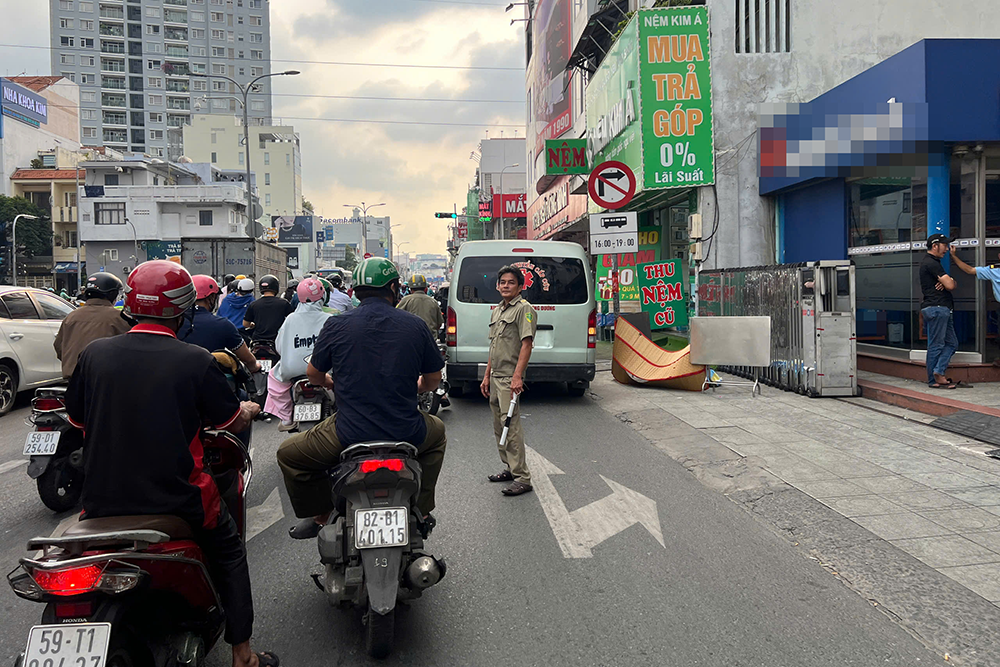 Người đàn ông gục ngã tử vong trước trụ sở ngân hàng ở TPHCM