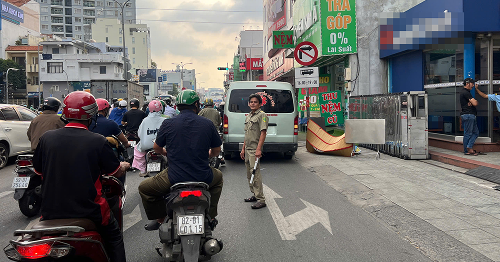 Người đàn ông gục ngã tử vong trước trụ sở ngân hàng ở TPHCM