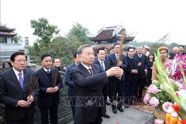 Tổng Bí thư Tô Lâm dâng hương tưởng niệm Chủ tịch Hồ Chí Minh tại Nghệ An