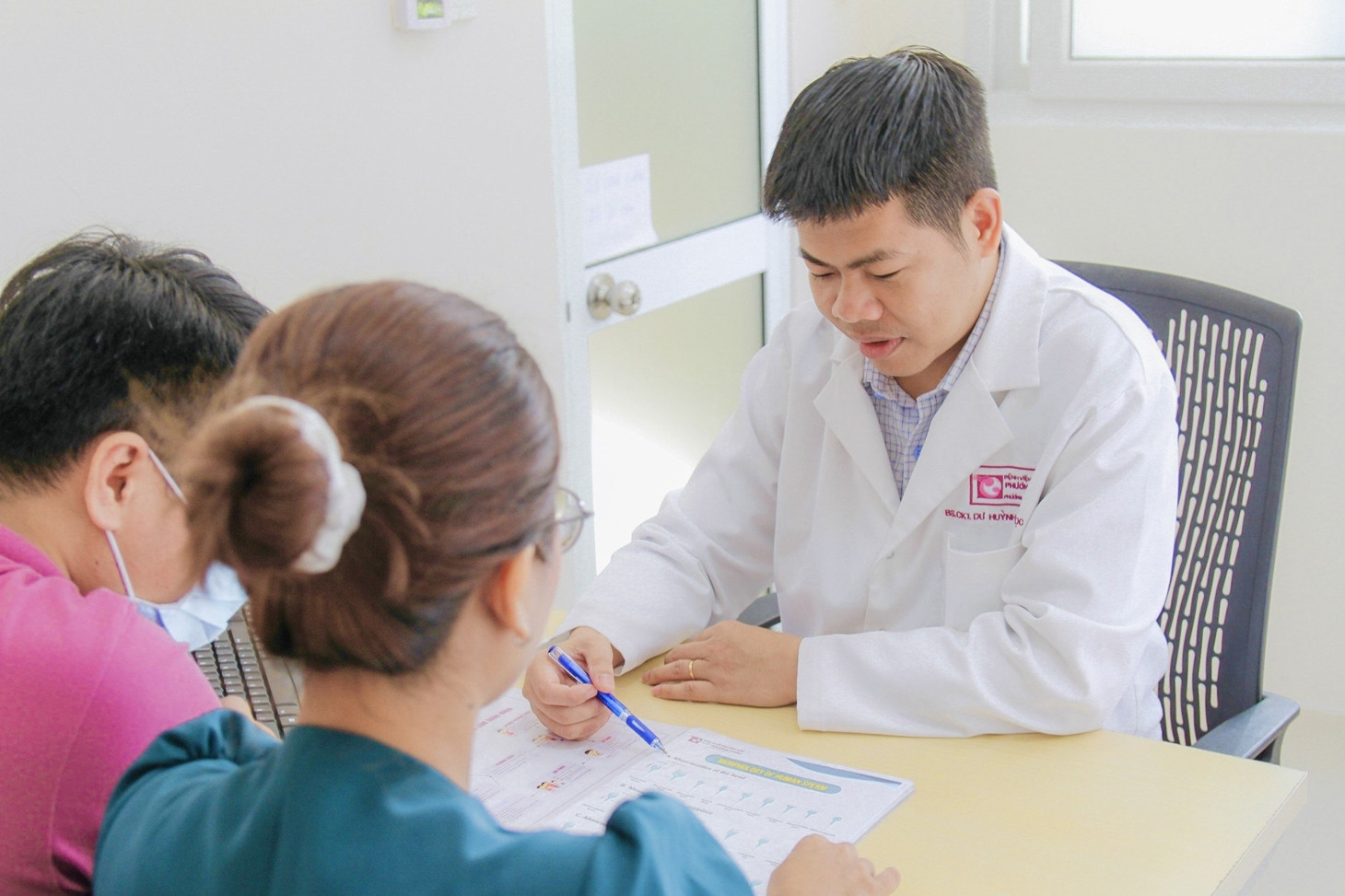 4 giải pháp tăng cơ hội đón tin vui cho các cặp vợ chồng hiếm muộn