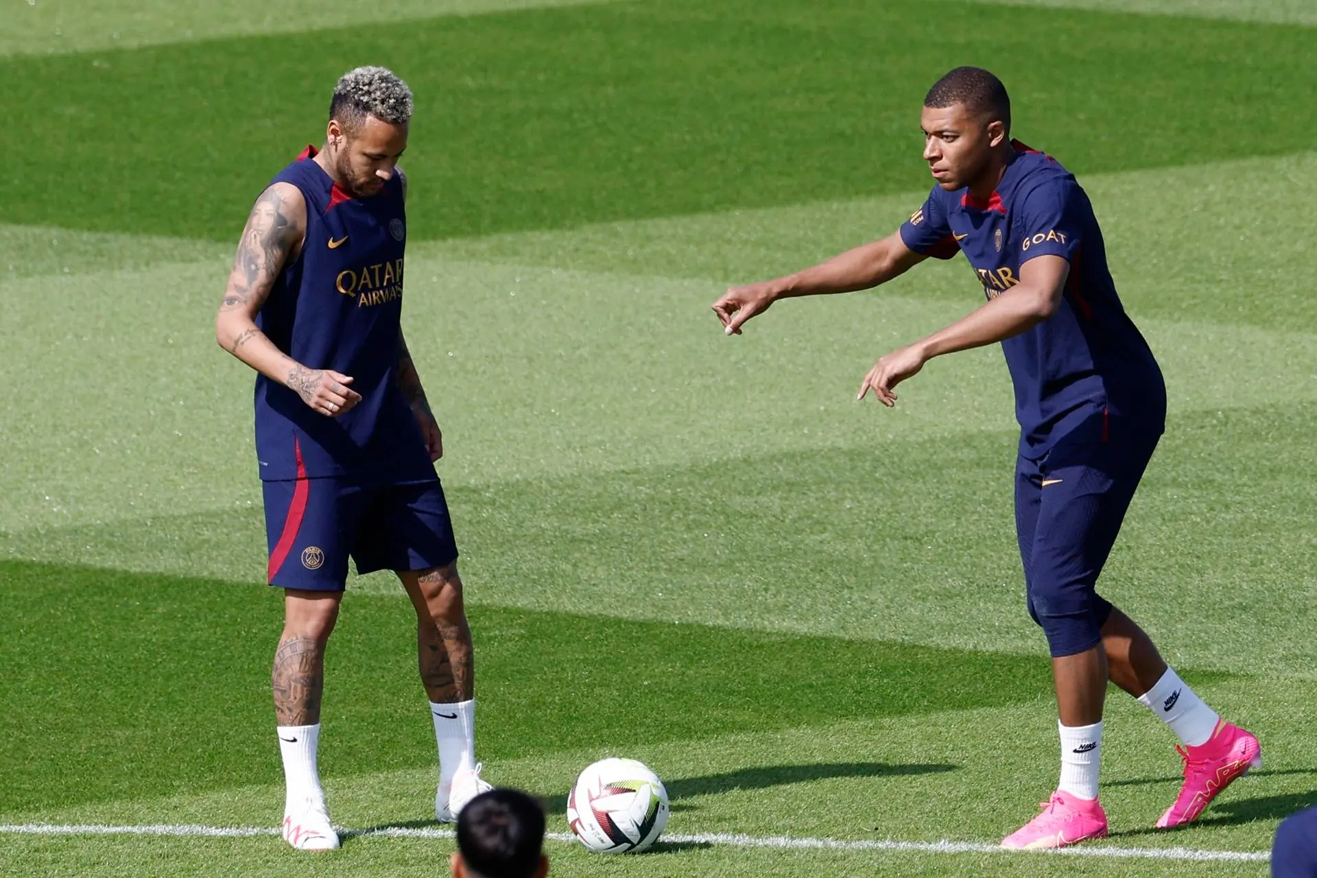 Báo Pháp nói toạc mối quan hệ thù địch Mbappe - Neymar