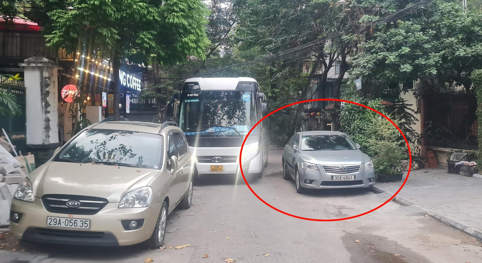 do nguoc chieu camry 1744 1503.jpeg